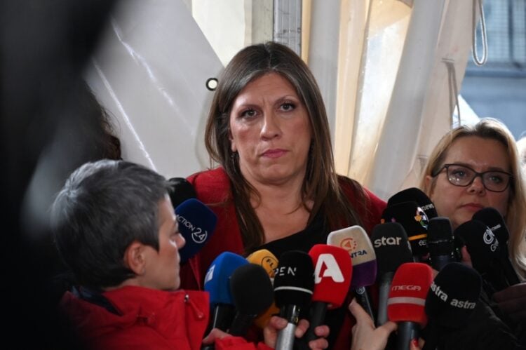 Η δικηγόρος  συγγενών των θυμάτων των Τεμπών Ζωή Κωνσταντοπούλου έξω από το Συνεδριακό Κέντρο του Πανεπιστημίου Θεσσαλίας του συγκροτήματος «ΓΑΙΟΠΟΛΙΣ» (φωτ.: ΑΠΕ-ΜΠΕ/Νίκος  Χατζηπολίτης)