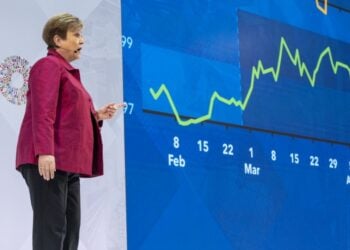 Η γενική διευθύντρια του Διεθνούς Νομισματικού Ταμείου (ΔΝΤ) Κρισταλίνα Γκεοργκίεβα σε δηλώσεις κατά τη διάρκεια της εναρκτήριας εκδήλωσης (Curtain Raiser) στην έδρα του Οργανισμού στην Ουάσιγκτον (φωτ.: EPA/SHAWN THEW)