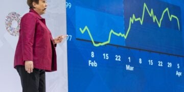 Η γενική διευθύντρια του Διεθνούς Νομισματικού Ταμείου (ΔΝΤ) Κρισταλίνα Γκεοργκίεβα σε δηλώσεις κατά τη διάρκεια της εναρκτήριας εκδήλωσης (Curtain Raiser) στην έδρα του Οργανισμού στην Ουάσιγκτον (φωτ.: EPA/SHAWN THEW)