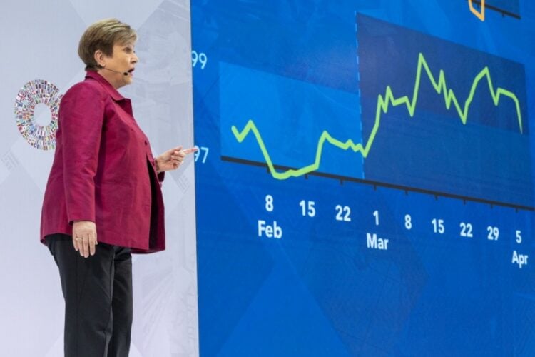 Η γενική διευθύντρια του Διεθνούς Νομισματικού Ταμείου (ΔΝΤ) Κρισταλίνα Γκεοργκίεβα σε δηλώσεις κατά τη διάρκεια της εναρκτήριας εκδήλωσης (Curtain Raiser) στην έδρα του Οργανισμού στην Ουάσιγκτον (φωτ.: EPA/SHAWN THEW)