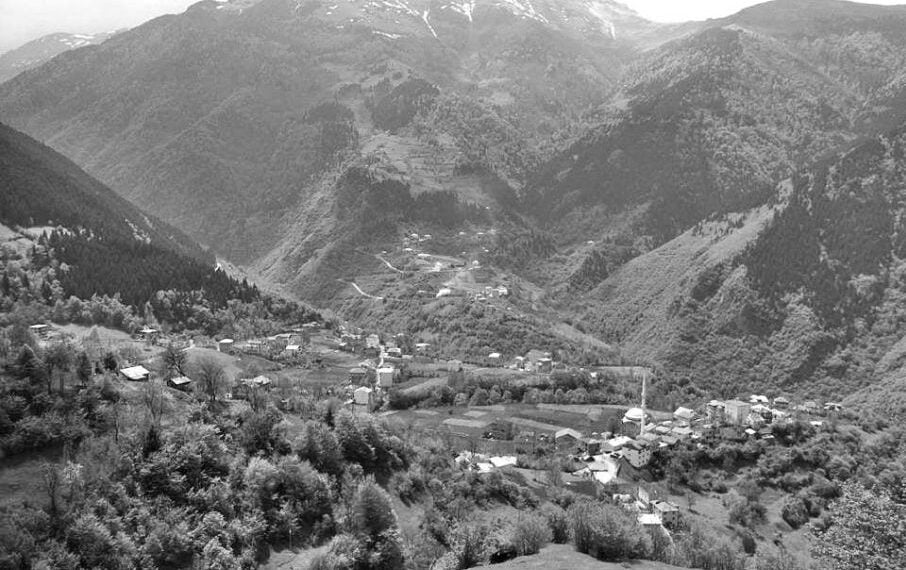 Άποψη της Λαραχανής από τα γύρω βουνά χρόνια μετά τον ξεριζωμό (φωτ.: koylerim.com/macka-akarsu-koyu)