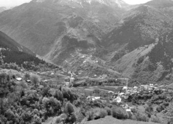 Άποψη της Λαραχανής από τα γύρω βουνά χρόνια μετά τον ξεριζωμό (φωτ.: koylerim.com/macka-akarsu-koyu)