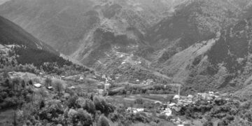 Άποψη της Λαραχανής από τα γύρω βουνά χρόνια μετά τον ξεριζωμό (φωτ.: koylerim.com/macka-akarsu-koyu)