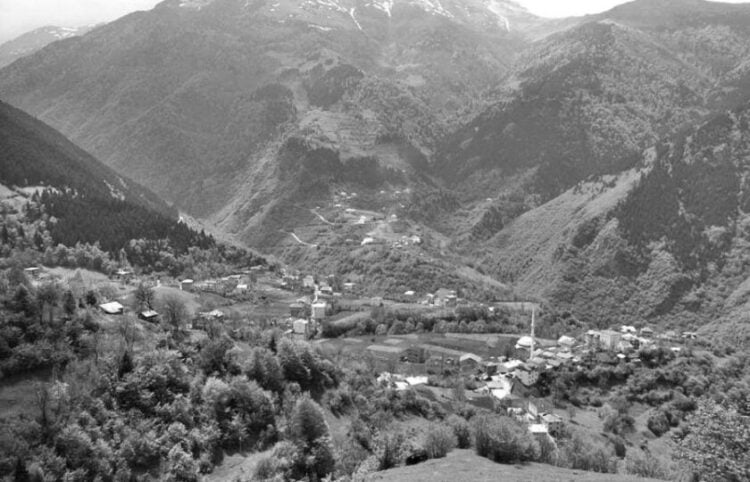 Άποψη της Λαραχανής από τα γύρω βουνά χρόνια μετά τον ξεριζωμό (φωτ.: koylerim.com/macka-akarsu-koyu)