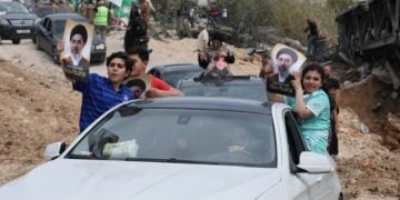 Εκτοπισμένοι πανηγυρίζουν μέσα στα οχήματά τους καθώς περιμένουν στην ουρά στη γέφυρα Κασμίγια, επιστρέφοντας στα σπίτια τους κατά μήκος της ακτής κοντά στην Τύρο, σήμερα, στο νότιο Λίβανο (φωτ.: EPA/WAEL HAMZEH)