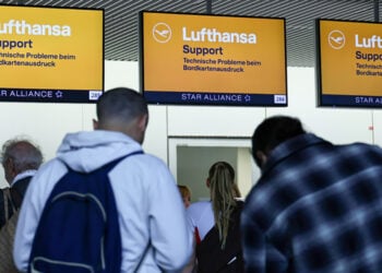 Πίνακες αναχωρήσεων της Lufthansa στο αεροδρόμιο της Φρανκφούρτης εν μέσω της απεργίας (φωτ.: EPA / Ronald Wittek)