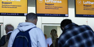 Πίνακες αναχωρήσεων της Lufthansa στο αεροδρόμιο της Φρανκφούρτης εν μέσω της απεργίας (φωτ.: EPA / Ronald Wittek)