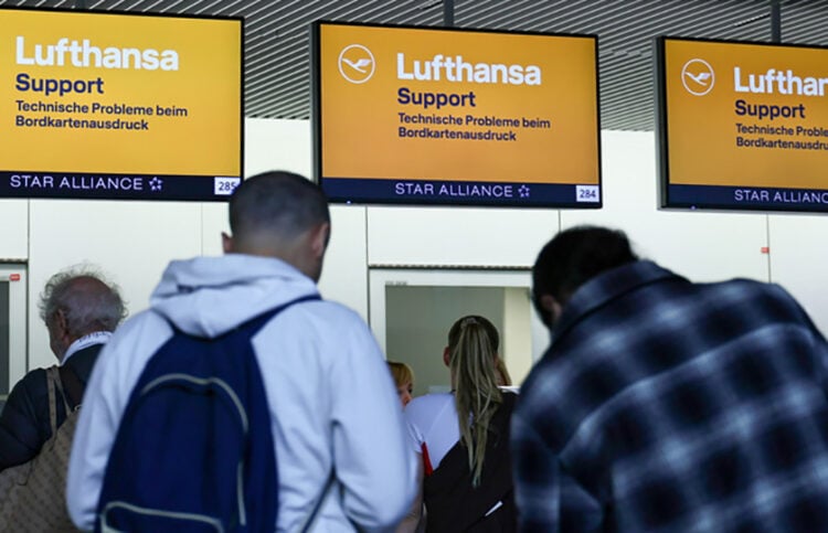 Πίνακες αναχωρήσεων της Lufthansa στο αεροδρόμιο της Φρανκφούρτης εν μέσω της απεργίας (φωτ.: EPA / Ronald Wittek)