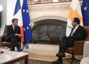 Ο Κύπριος πρόεδρος Νίκος Χριστοδουλίδης στο κυπριακό προεδρικό μέγαρο με τον Γάλλο ομόλογό του Εμανουέλ Μακρόν (φωτ.: EPA/JEWEL SAMAD / POOL)