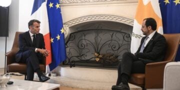 Ο Κύπριος πρόεδρος Νίκος Χριστοδουλίδης στο κυπριακό προεδρικό μέγαρο με τον Γάλλο ομόλογό του Εμανουέλ Μακρόν (φωτ.: EPA/JEWEL SAMAD / POOL)
