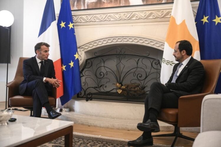 Ο Κύπριος πρόεδρος Νίκος Χριστοδουλίδης στο κυπριακό προεδρικό μέγαρο με τον Γάλλο ομόλογό του Εμανουέλ Μακρόν (φωτ.: EPA/JEWEL SAMAD / POOL)