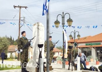 Το ηρώο των Ευζώνων του ν. Κιλκίς. Κάτω από την επιτύμβια στήλη αναπαύονται τα λείψανα των 9 Ευζώνων του 31ου Συντάγματος Πεζικού (11ος Λόχος) που πιάστηκαν όμηροι, βασανίστηκαν και δολοφονήθηκαν το 1913 από τους βουλγαροκομιτατζήδες. (φωτ.: Αλεξία Ιωαννίδου)