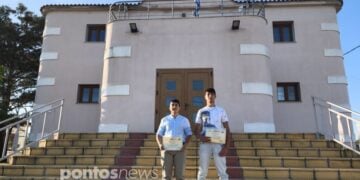 Τα δύο ποντιόπουλα Παύλος Φωτιάδης και Παναγιώτης Κιουρτσίδης που κέρδισαν στον ποιητικό διαγωνισμό γράφοντας στην ποντιακή διάλεκτο, μπροστά από τον Σύλλογο Ποντίων Ποντοηράκλειας «Διγενής Ακρίτας»  (φωτ.: Αλεξία Ιωαννίδου)