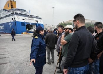 Εικόνα από τον αποκλεισμό του λιμανιού της Μυτιλήνης από κτηνοτρόφου (φωτ.:   Παναγιώτης Μπαλάσκας/EUROKINISSI)