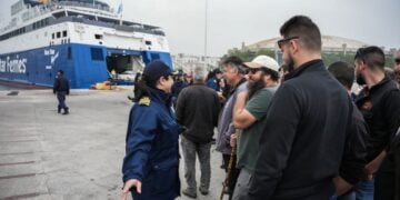 Εικόνα από τον αποκλεισμό του λιμανιού της Μυτιλήνης από κτηνοτρόφου (φωτ.:   Παναγιώτης Μπαλάσκας/EUROKINISSI)