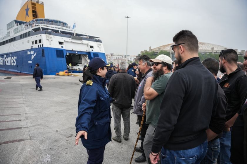 Εικόνα από τον αποκλεισμό του λιμανιού της Μυτιλήνης από κτηνοτρόφου (φωτ.:   Παναγιώτης Μπαλάσκας/EUROKINISSI)