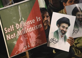 Διαδηλωτές κρατούν πορτρέτα του Mojtaba Khamenei (φωτ.: EPA / Shahzaib Akber)