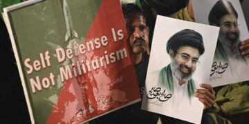 Διαδηλωτές κρατούν πορτρέτα του Mojtaba Khamenei (φωτ.: EPA / Shahzaib Akber)