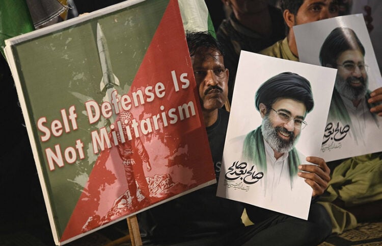 Διαδηλωτές κρατούν πορτρέτα του Mojtaba Khamenei (φωτ.: EPA / Shahzaib Akber)