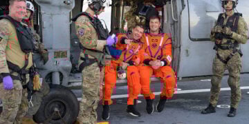 Ο Reid Wiseman και ο Jeremy Hansen (φωτ.: NASA / Bill Ingalls)