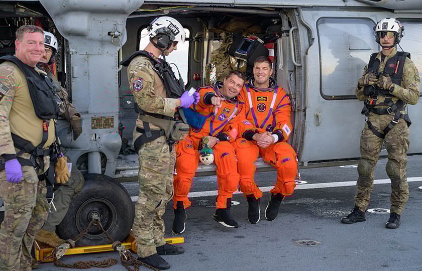 Ο Reid Wiseman και ο Jeremy Hansen (φωτ.: NASA / Bill Ingalls)