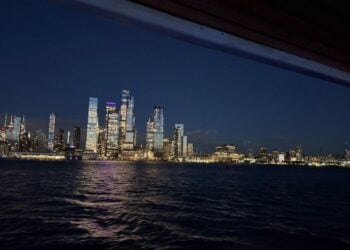 Άποψη της Νέας Υόρκης από το πλοιάριο (φωτ.: facebook.com/FHSGNY)