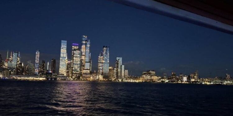 Άποψη της Νέας Υόρκης από το πλοιάριο (φωτ.: facebook.com/FHSGNY)