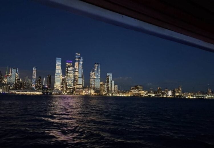 Άποψη της Νέας Υόρκης από το πλοιάριο (φωτ.: facebook.com/FHSGNY)
