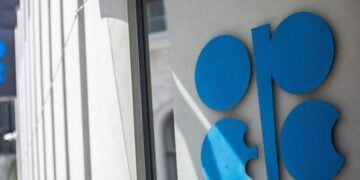 Το λογότυπο του ΟΠΕΚ στο κτήριο πριν από την 186η Τακτική Συνέλευση του Οργανισμού Εξαγωγών Πετρελαιοπαραγωγών Χωρών (ΟΠΕΚ) στα κεντρικά γραφεία του Οργανισμού στη Βιέννη, το 2023, (φωτ. αρχείου: EPA/MAX BRUCKER)