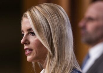 Η απερχόμενη υπουργός Δικαιοσύνης των ΗΠΑ Παμ Μπόντι (φωτ. αρχείου: EPA/JIM LO SCALZO)