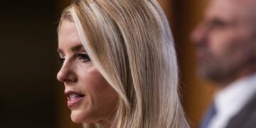 Η απερχόμενη υπουργός Δικαιοσύνης των ΗΠΑ Παμ Μπόντι (φωτ. αρχείου: EPA/JIM LO SCALZO)