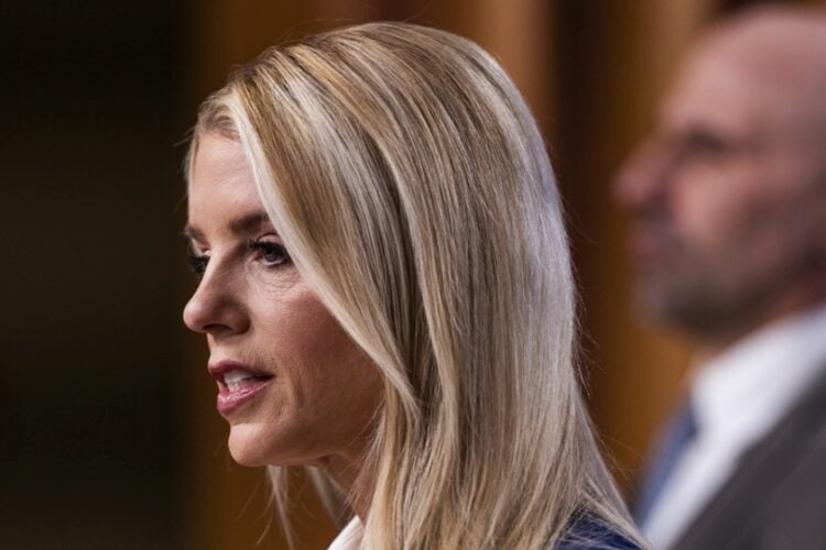 Η απερχόμενη υπουργός Δικαιοσύνης των ΗΠΑ Παμ Μπόντι (φωτ. αρχείου: EPA/JIM LO SCALZO)