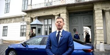 Ο ηγέτης του κόμματος Tisza και νεοκλεχθείς πρωθυπουργός Πέτερ Μάγιαρ, μιλάει στον Τύπο πριν από τη συνάντησή του με τον Ούγγρο πρόεδρο στο Μέγαρο Σάντορ στη Βουδαπέστη (φωτ.: EPA/ Robert Hegedus)