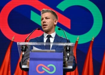 Ο ηγέτης του κόμματος Tisza και πλέον πρωθυπουργός της Ουγγαρίας Πέτερ Μάγιαρ (φωτ.: EPA/ΤIBOR ILLYES HUNGARY OUT)