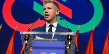 Ο ηγέτης του κόμματος Tisza και πλέον πρωθυπουργός της Ουγγαρίας Πέτερ Μάγιαρ (φωτ.: EPA/ΤIBOR ILLYES HUNGARY OUT)