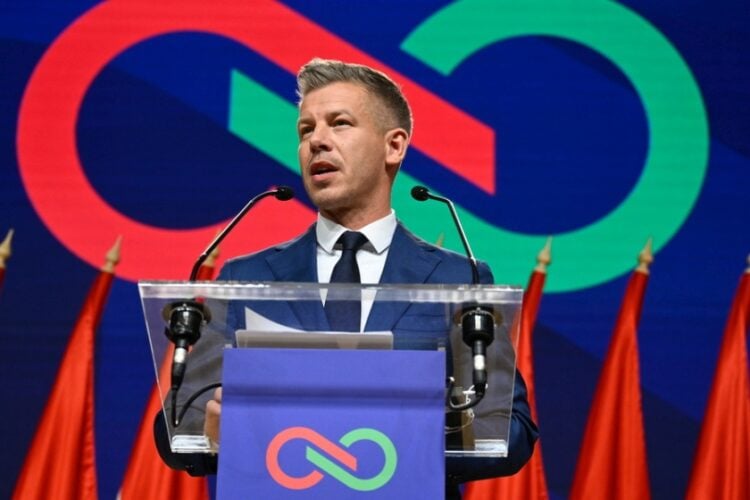 Ο ηγέτης του κόμματος Tisza και πλέον πρωθυπουργός της Ουγγαρίας Πέτερ Μάγιαρ (φωτ.: EPA/ΤIBOR ILLYES HUNGARY OUT)