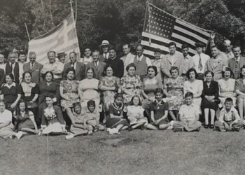 Η φωτογραφία απεικονίζει μέλη της Αγαθοεργού Αδελφότητας Αφθόνης (Προποντίδας) και είναι δωρεά του δρ Τζιμ Δημητρίου στο Ottoman Greeks of the US Digital History Project. Τόπος της φωτογραφίας είναι το Elysian Park, στο Λος Άντζελες της Καλιφόρνιας, το 1928 (πηγή: facebook.com/ogus0424)