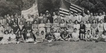 Η φωτογραφία απεικονίζει μέλη της Αγαθοεργού Αδελφότητας Αφθόνης (Προποντίδας) και είναι δωρεά του δρ Τζιμ Δημητρίου στο Ottoman Greeks of the US Digital History Project. Τόπος της φωτογραφίας είναι το Elysian Park, στο Λος Άντζελες της Καλιφόρνιας, το 1928 (πηγή: facebook.com/ogus0424)