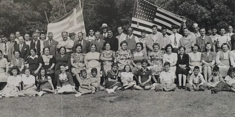 Η φωτογραφία απεικονίζει μέλη της Αγαθοεργού Αδελφότητας Αφθόνης (Προποντίδας) και είναι δωρεά του δρ Τζιμ Δημητρίου στο Ottoman Greeks of the US Digital History Project. Τόπος της φωτογραφίας είναι το Elysian Park, στο Λος Άντζελες της Καλιφόρνιας, το 1928 (πηγή: facebook.com/ogus0424)