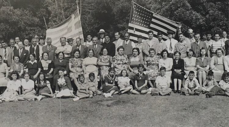 Η φωτογραφία απεικονίζει μέλη της Αγαθοεργού Αδελφότητας Αφθόνης (Προποντίδας) και είναι δωρεά του δρ Τζιμ Δημητρίου στο Ottoman Greeks of the US Digital History Project. Τόπος της φωτογραφίας είναι το Elysian Park, στο Λος Άντζελες της Καλιφόρνιας, το 1928 (πηγή: facebook.com/ogus0424)