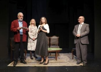 Σκηνή από την κωμωδία του Δημήτρη Ψαθά «Μικροί Φαρισαίοι» από τη θεατρική ομάδα «Τέχνη και Δράση», σε σκηνοθεσία Αντώνη Περπινιά (φωτ.: Φωτεινή Μοίρα)