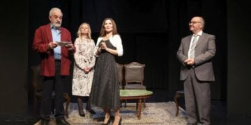 Σκηνή από την κωμωδία του Δημήτρη Ψαθά «Μικροί Φαρισαίοι» από τη θεατρική ομάδα «Τέχνη και Δράση», σε σκηνοθεσία Αντώνη Περπινιά (φωτ.: Φωτεινή Μοίρα)