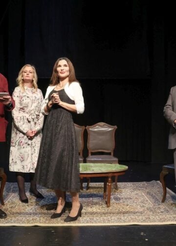 Σκηνή από την κωμωδία του Δημήτρη Ψαθά «Μικροί Φαρισαίοι» από τη θεατρική ομάδα «Τέχνη και Δράση», σε σκηνοθεσία Αντώνη Περπινιά (φωτ.: Φωτεινή Μοίρα)