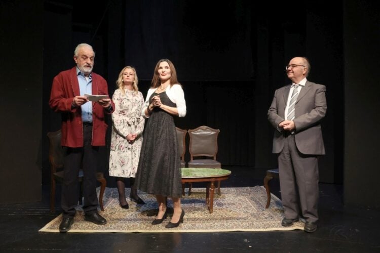 Σκηνή από την κωμωδία του Δημήτρη Ψαθά «Μικροί Φαρισαίοι» από τη θεατρική ομάδα «Τέχνη και Δράση», σε σκηνοθεσία Αντώνη Περπινιά (φωτ.: Φωτεινή Μοίρα)