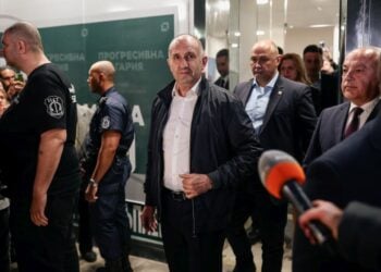 Ο πρώην πρόεδρος της Βουλγαρίας και νικητής των χθεσινών εκλογών Ρούμεν Ράντεφ σε εκλογικό κέντρο (φωτ.:  EPA/Borislav Troshev)