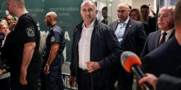 Ο πρώην πρόεδρος της Βουλγαρίας και νικητής των χθεσινών εκλογών Ρούμεν Ράντεφ σε εκλογικό κέντρο (φωτ.:  EPA/Borislav Troshev)