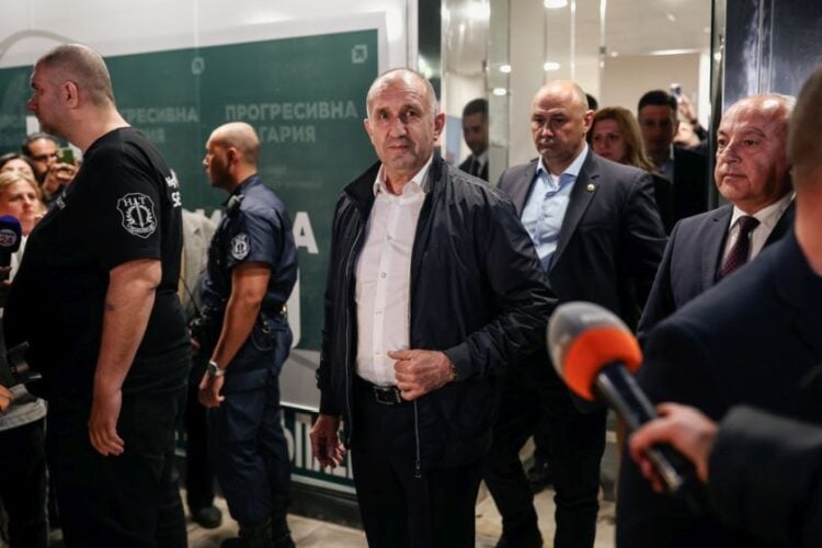 Ο πρώην πρόεδρος της Βουλγαρίας και νικητής των χθεσινών εκλογών Ρούμεν Ράντεφ σε εκλογικό κέντρο (φωτ.:  EPA/Borislav Troshev)