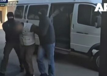 Εικόνα από τη συλληψη της γυναίκας, σύμφωνα με ρωσικά μέσα ενημέρωσης (πηγή: youtube.com/watch?v=GcS6BEA_o6o)