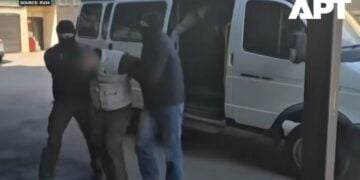 Εικόνα από τη συλληψη της γυναίκας, σύμφωνα με ρωσικά μέσα ενημέρωσης (πηγή: youtube.com/watch?v=GcS6BEA_o6o)