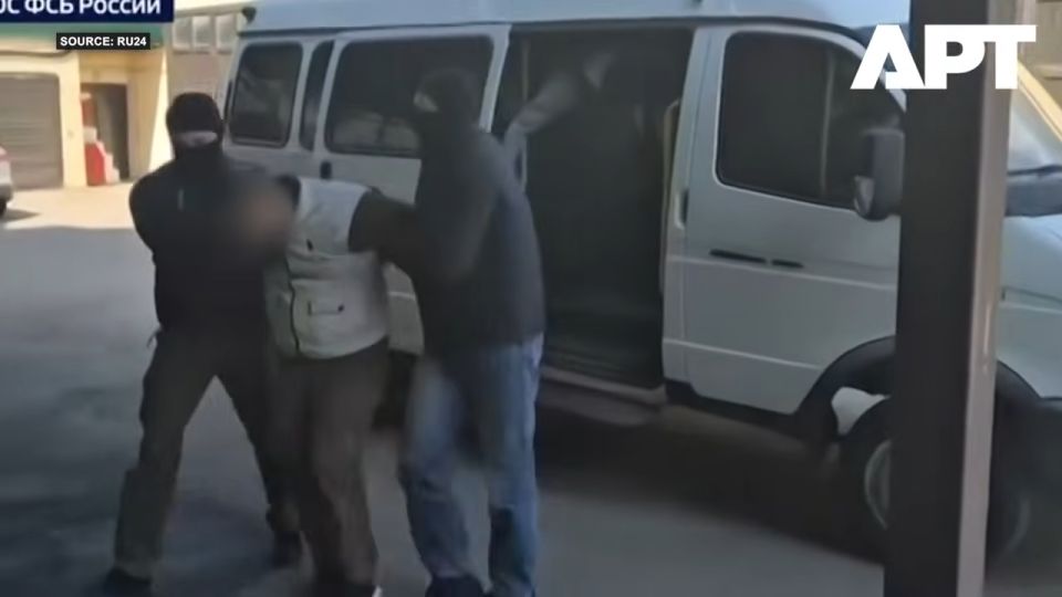 Εικόνα από τη συλληψη της γυναίκας, σύμφωνα με ρωσικά μέσα ενημέρωσης (πηγή: youtube.com/watch?v=GcS6BEA_o6o)